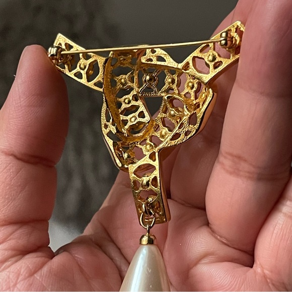 Teardrop Faux Pearl with Clear Crystals Rhinestones Gold Tone Brooch Pin - Picture 4 of 10